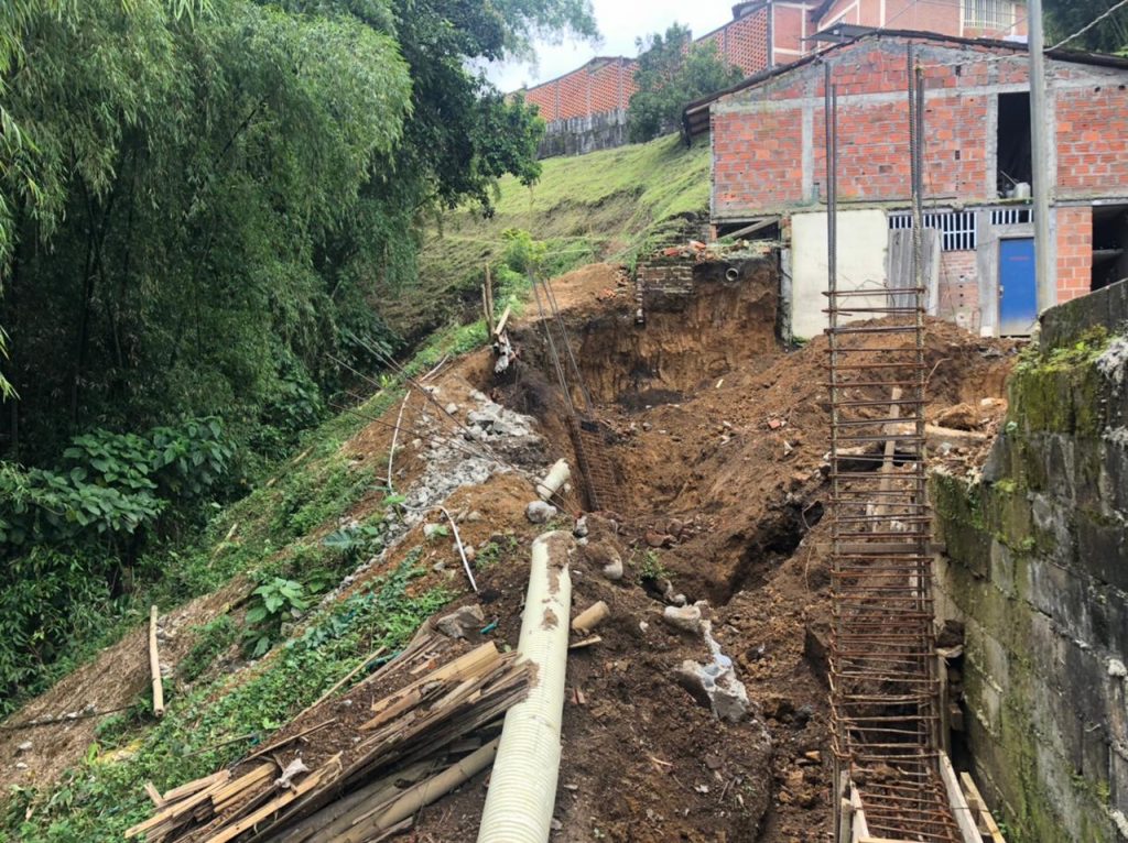 Fueron detenidas cinco personas y decomisada una retroexcavadora en operativo ambiental