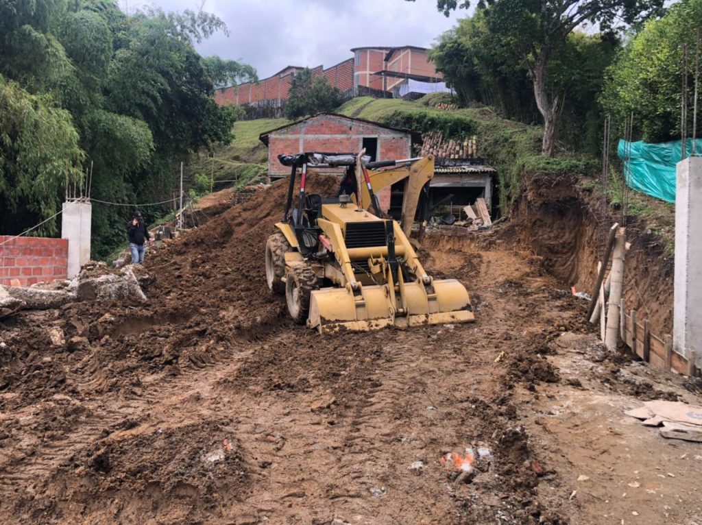 Fueron detenidas cinco personas y decomisada una retroexcavadora en operativo ambiental