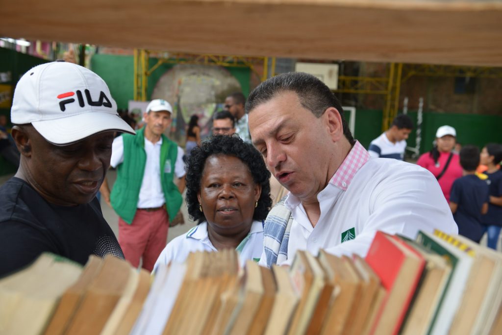 El director de la CARDER Julio César Gómez Salazar, entregando una biblioteca a la comunidad en Santa Cecilia, Pueblo Rico