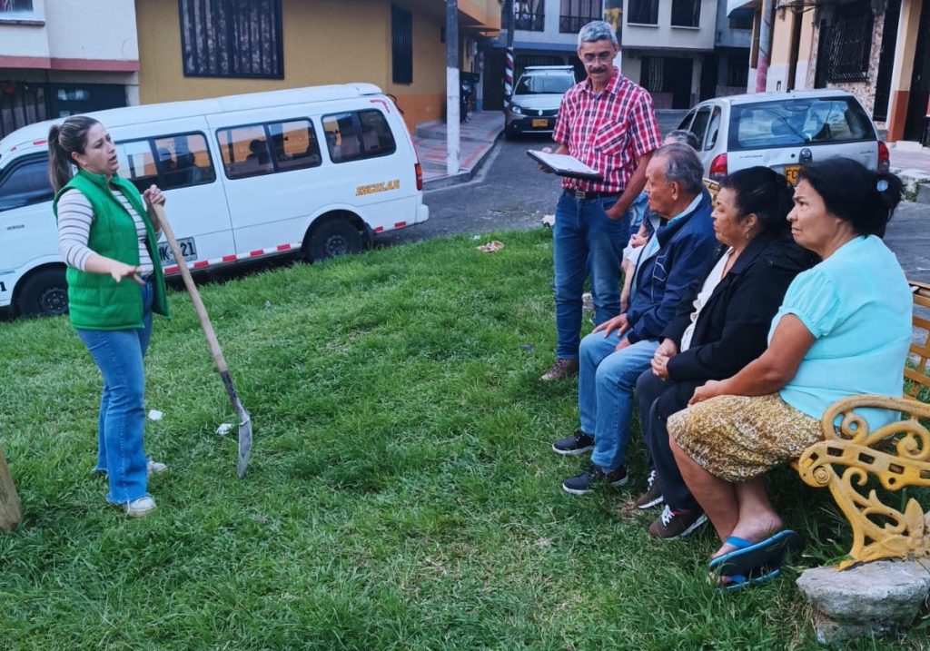 Fucionarios de la CARDER, explicando el manejo del Caracol Africano a la comunidad