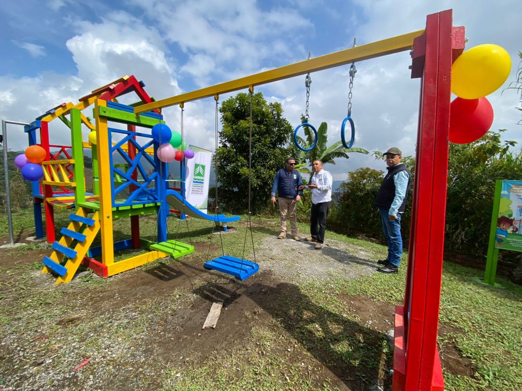 Juegos infantiles elaborados en material reciclados entregados por el director general de la Carder al alcalde de Dosquebradas.