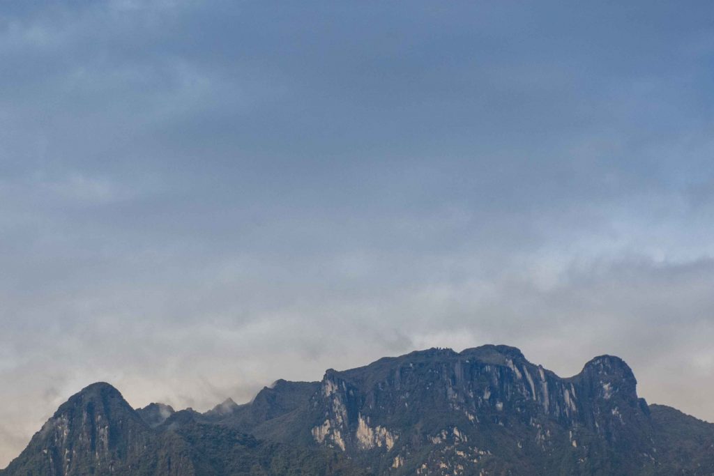 Cielo azil sobre las montañas de Montezuma en Pueblo Rico, Risaralda