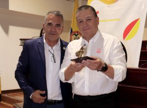 El director de la CARDER fue reconocido en los Premios Ágora Cívica 2024 ante el Concejo de Pereira