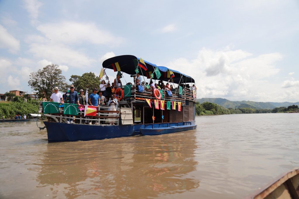 El director de la CARDER recorrió el río Cauca en busca de apoyar la realización del Malecón de La Virginia